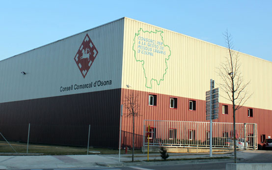 Façana principal de l’edifici de la planta de triatge de multiproducte i transferència de residus d’Osona.