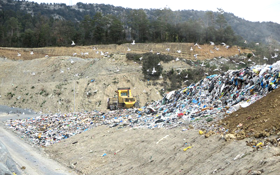 Camió que descarrega residus no reciclables a la zona de recepció del dipòsit controlat d’Orís.